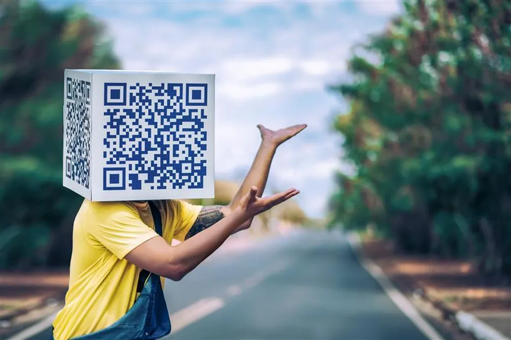 Pessoa com uma caixa na cabeça onde está estampado um QR Code, durante a campanha da Setpar em São José do Rio Preto